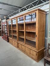 Antique style Cabinet  in Wood and glass