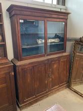 Antique style Antique cabinet in Wood and glass