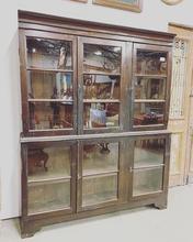 Antique style Antique cabinet in wood and glass