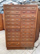 Antique style Chest of drawers in Wood