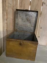 Antique style Antique container in Iron