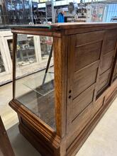 Antique style Counter in Wood and glass