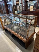 Antique style Counter in Wood and glass