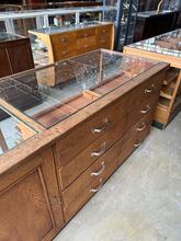 style Antique counter with glass in Wood and glass