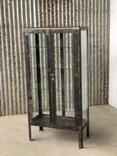 Antique style Antique display case in Iron and glass
