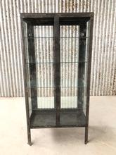 Antique style Antique display case in Iron and glass