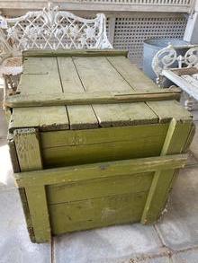 Antique style Antique green chest in Wood