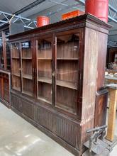Antique style Antique shopcabinet in Wood and glass