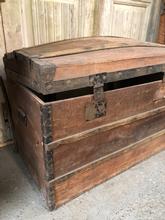 Antique style Antique trunk in Wood
