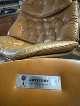 Designer Geoffrey D Harcourt style Lounge fauteuil + hocker in Leather, Europe 20e eeuw