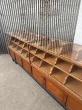 Toonbank  Antiek  stijl in hout en glas, Europa  20e eeuws