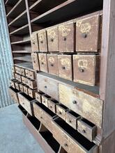 Winkelkast Antiek  stijl in hout, Europa 20e eeuws