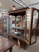 Winkelkast Antiek  stijl in hout en glas, Sri-Lanka 20e eeuws