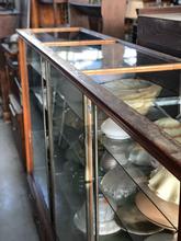 Antique style Antique big shopcabinet in Wood and glass