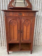Antique style Cabinet in Wood and glass