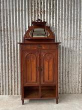 Antique style Cabinet in Wood and glass