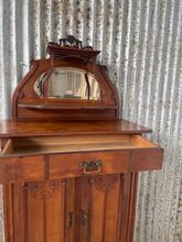 Antique style Cabinet in Wood and glass