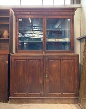 Antique style Antique cabinet in Wood and glass