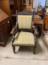 Antique style Antique chair in wood and fabric