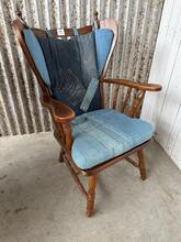 Antique style Chairs in Wood and fabric