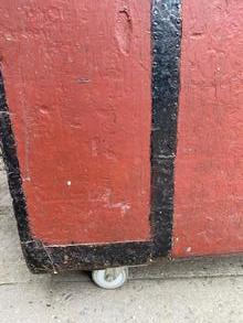 Antique style Antique red chest in Wood