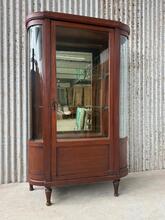 Antique style Shopcabinet in wood and glass