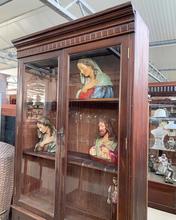 Antique style Antique shopcabinet in Wood and glass