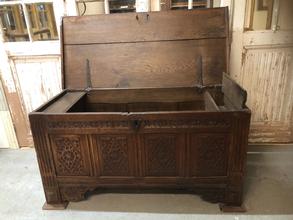 Antique style Antique trunk in Oak